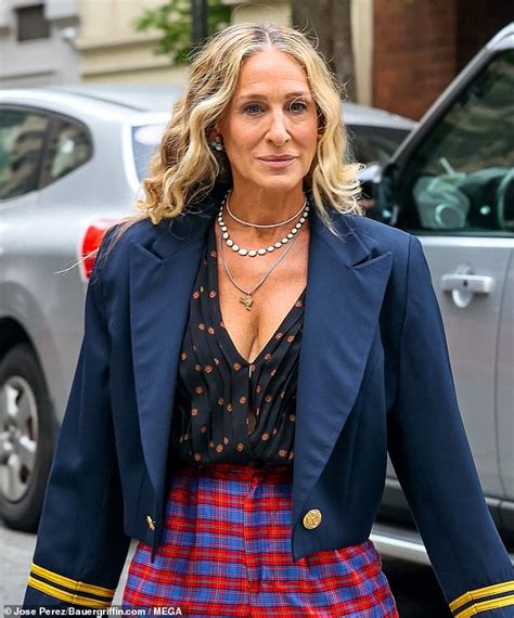 sarah jessica parker boob|Sarah Jessica Parker displays her ample cleavage in a plunging。